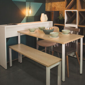 Mesa com pés de Aço